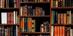 Imagen de fondo de estanterías llenas de libros